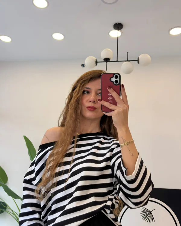 Siyah Çizgili Kayık Yaka Sweatshirt